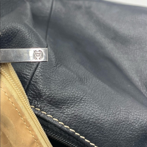Authentic vintage Chanel leather hobo purse - Picture 7 of 11